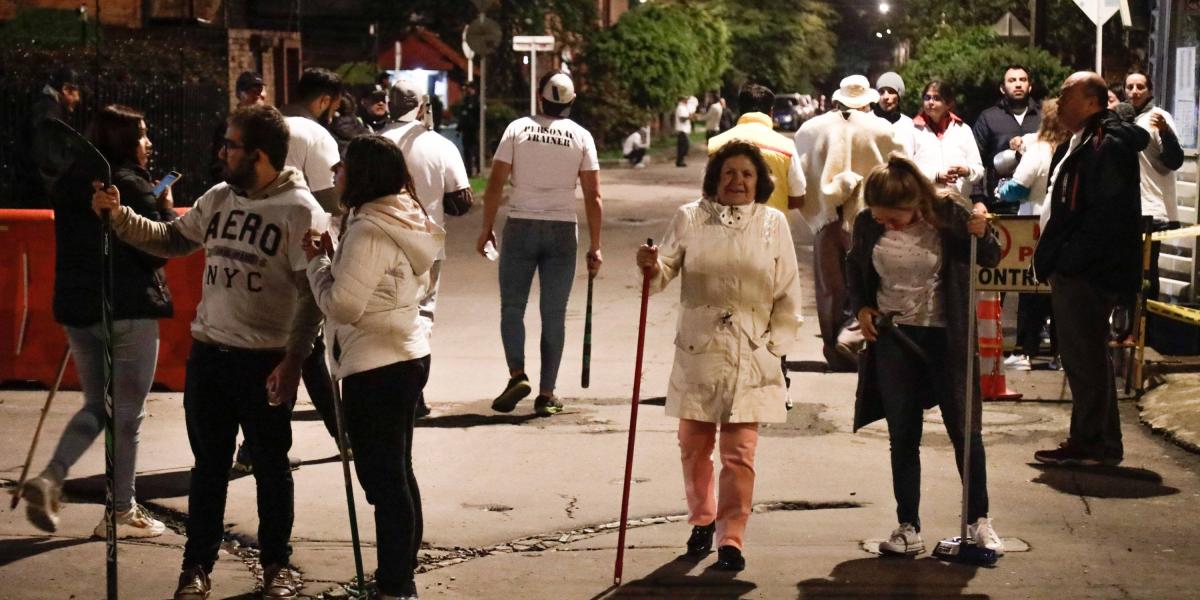 Residentes de un barrio de Bogotá, armados con palos y bates, patrullaron la noche del viernes su sector para cuidar sus casas.