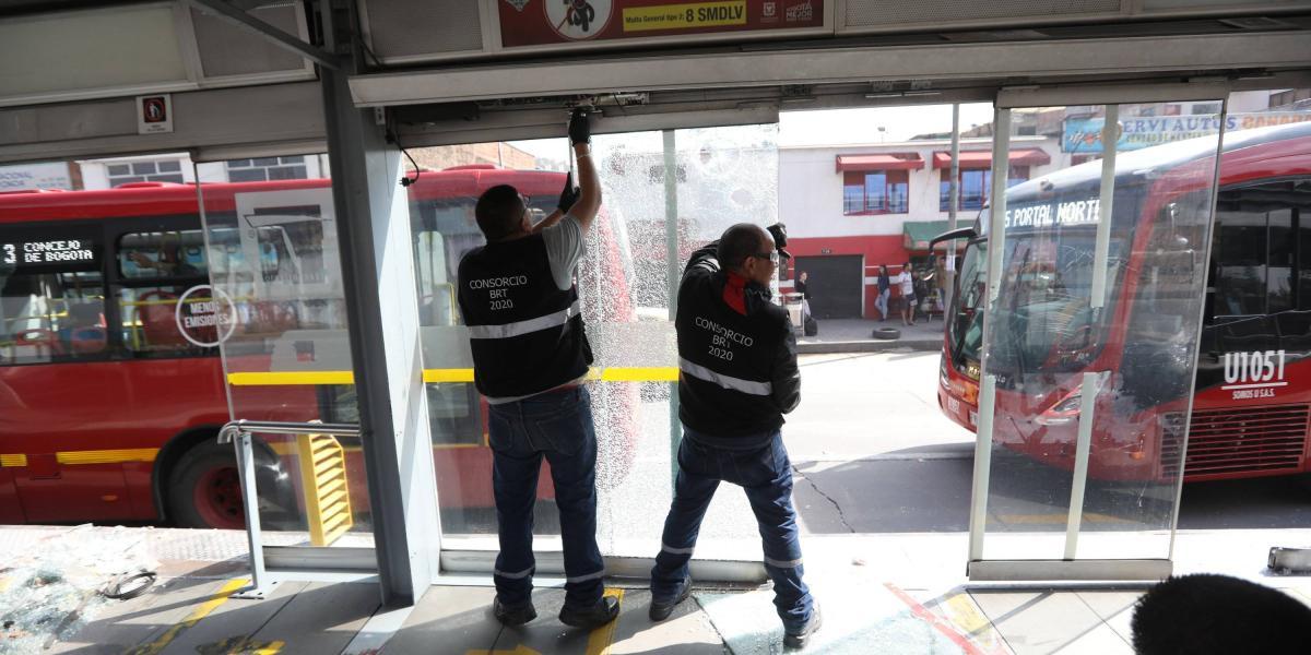TransMilenio recomendó precaución porque algunas estaciones están en operación mientras se adelantan arreglos. Mauricio Moreno