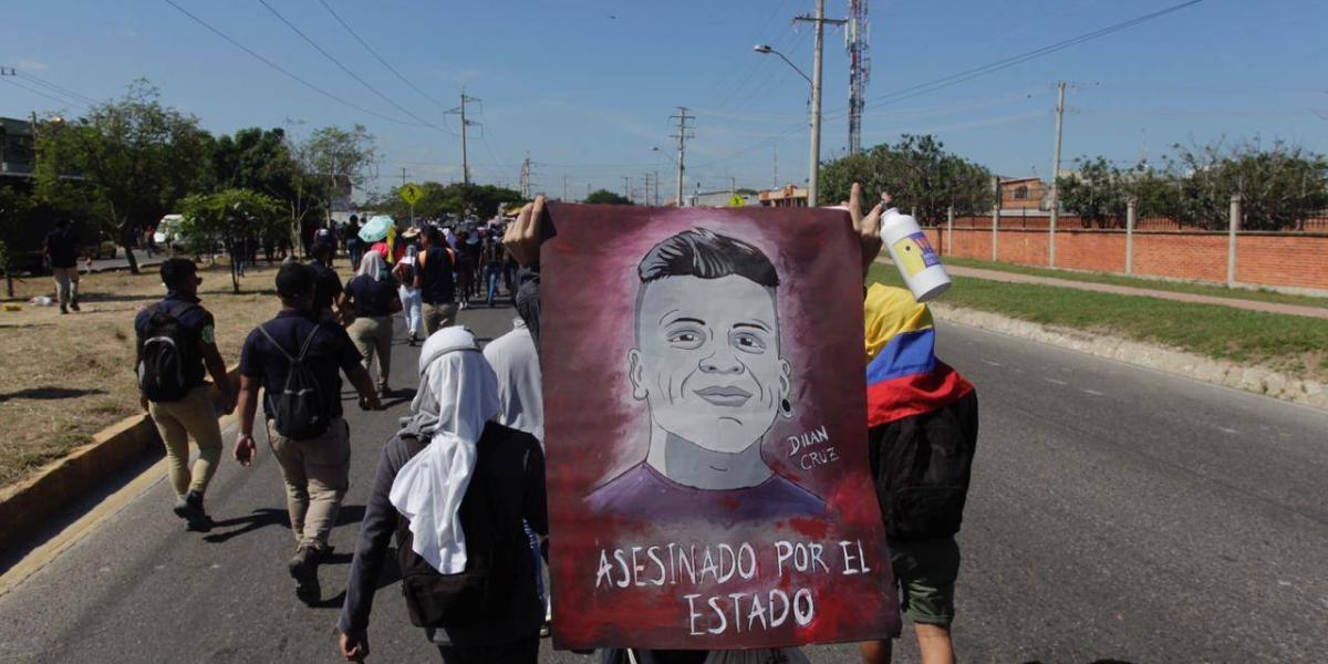 Varios de los carteles exhibidos por los manifestantes daban cuenta del descontento ante la muerte de Dilan Cruz. Este estudiante, que se graduaría de bachillerato el pasado lunes, murió en la noche de ese día tras estar internado más de 24 horas en la Clínica San Ignacio, de la capital.