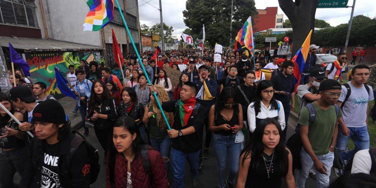 Entretanto, a las 2 p. m. se moviliza otro grupo de estudiantes y colectivos rumbo a la plaza de Bolívar.