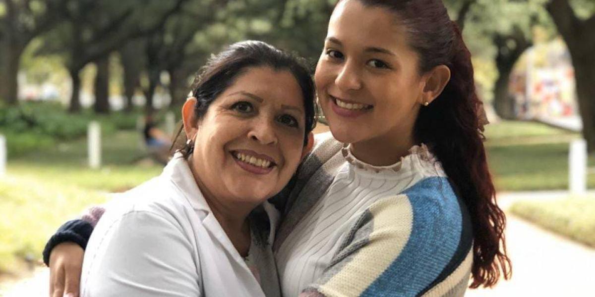 Laura Espinoza Castrillón, de 24 años, y su madre Nora Castrillón en Estados Unidos.