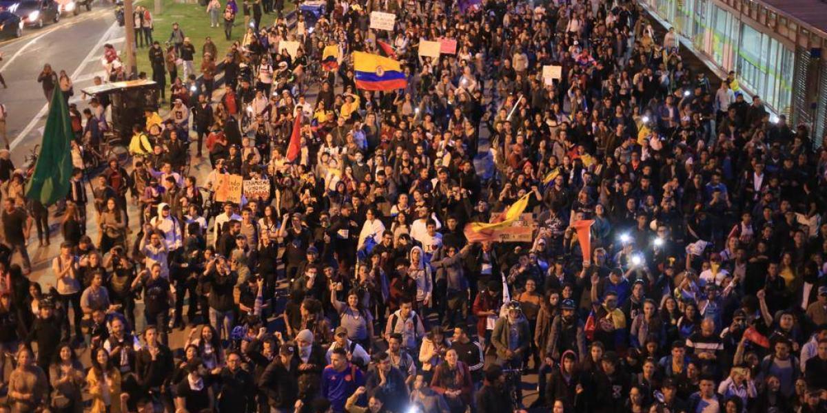 Cae la noche y los manifestantes sigue en pie por las calles de Bogotá.