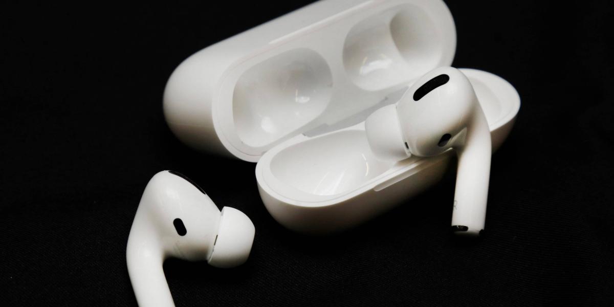 Los nuevos auriculares de Apple vienen en un tamaño más pequeño, pero no pierden ni duración de carga ni calidad de sonido.