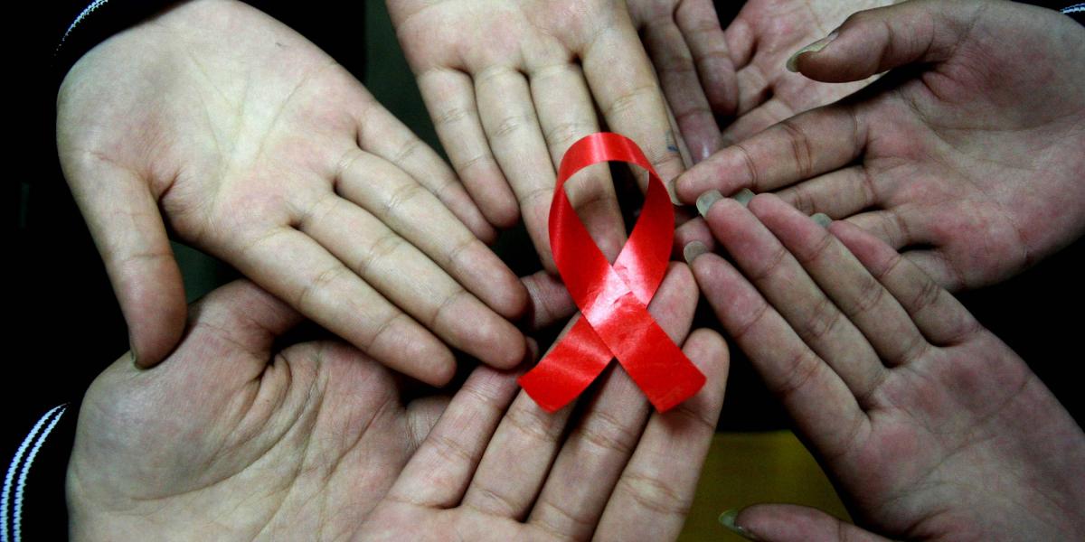 Hoy se puede vivir con el sida, pero lo mejor es evitar su contagio con comportamientos sexuales seguros.