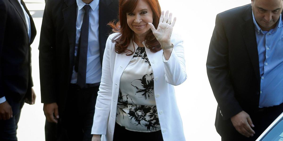 La exmandataria (2007-2015) y vicepresidenta electa de Argentina, Cristina Fernández de Kirchner, a su llegada este lunes a los tribunales de Comodoro Py (Buenos Aires).