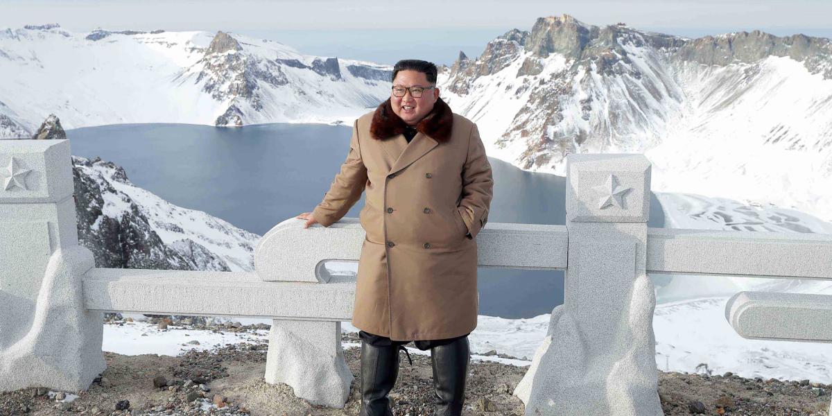 Kim Jong- un posa para una fotografía durante su visita al monte Paektu, el 4 de diciembre de 2019.