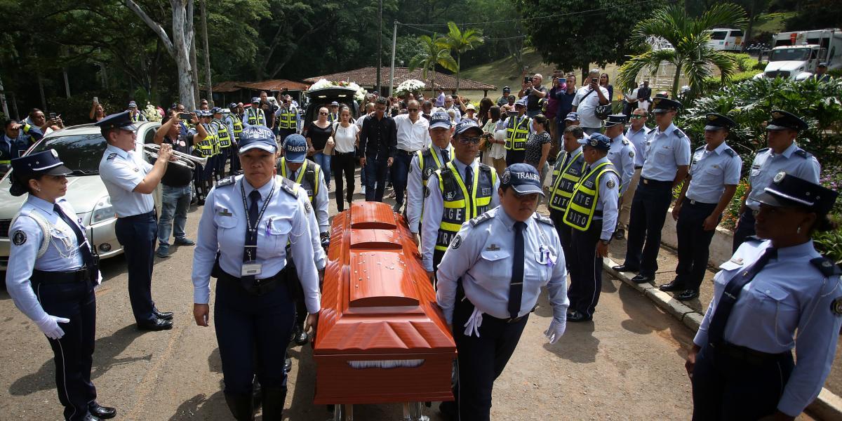 Decenas de guardas de Tránsito acompañaron el cuerpo de Lizeth González, para darle el último adiós.