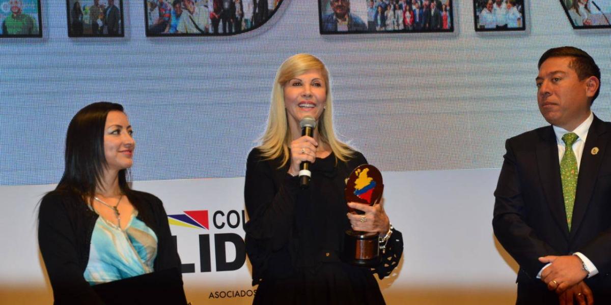 Dilian Francisca Toro, gobernadora del Valle del Cauca, con el premio.