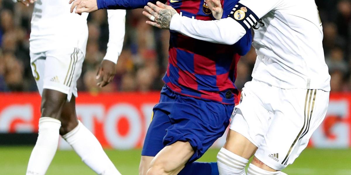 Acción de juego del partido entre Barcelona y Real Madrid.