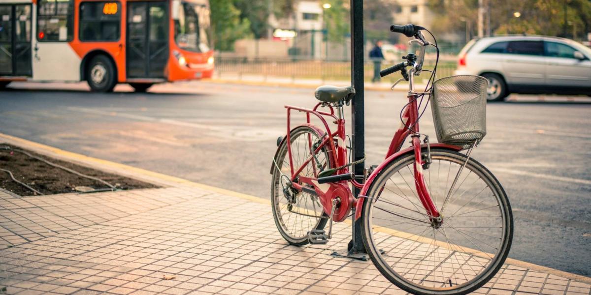 La propuesta incluye la implementación de guarderías de bicicletas en las estaciones del metro para promover el transporte multimodal.