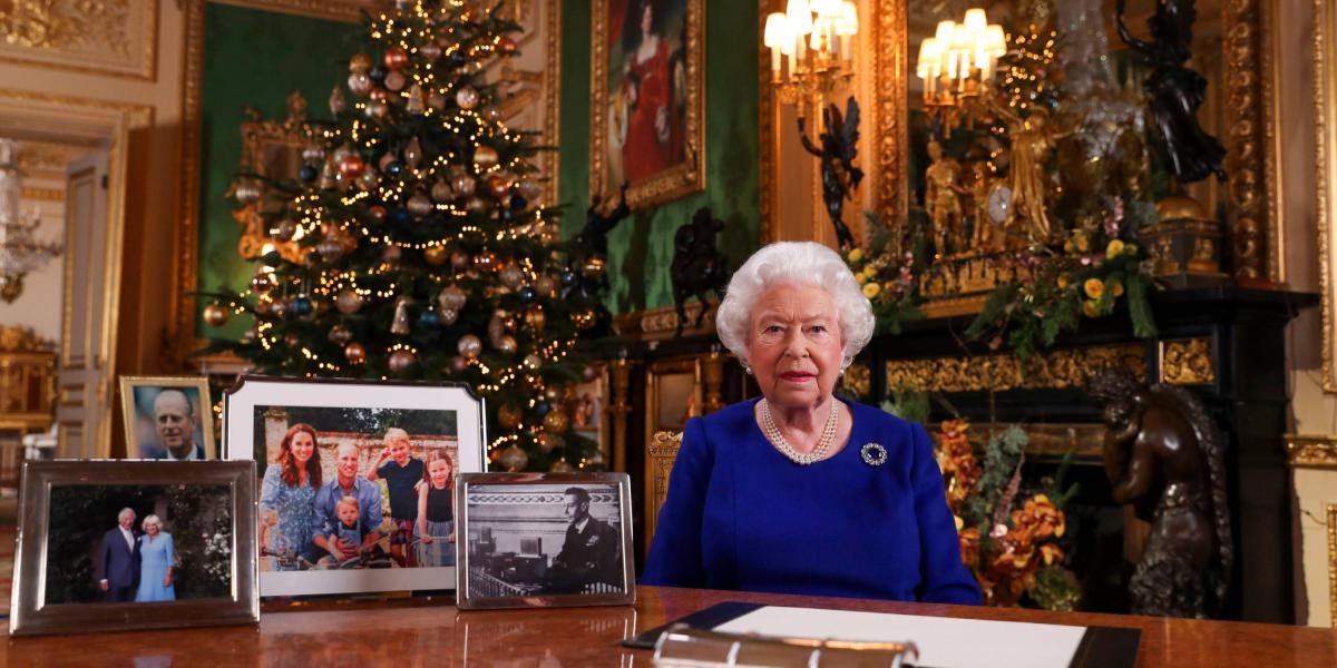La reina Isabel en su mensaje de Navidad. Medios destacaron que sobre la mesa no hay fotos de Harry, Megan y su bebé.