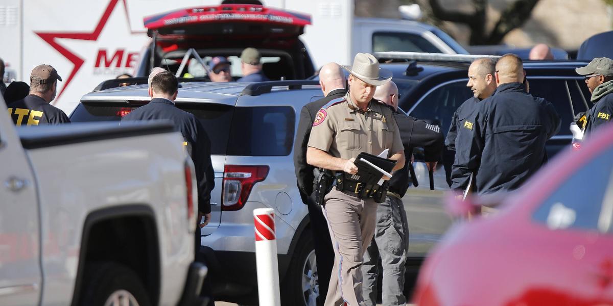 Autoridades trabajan en la zona luego del tiroteo en una iglesia en Texas.