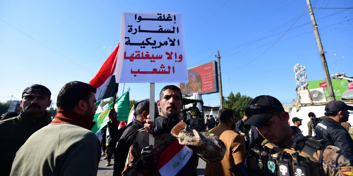 Manifestantes y simpatizantes de la milicia chií iraquí se reúnen frente a la embajada de los Estados Unidos durante una protesta en Bagdad,