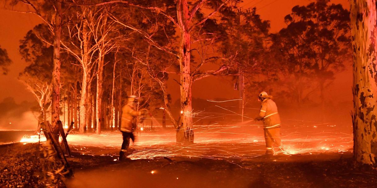 En la foto bomberos intento apagar incendios en la ciudad de Nowra, en el estado australiano de Nueva Gales.