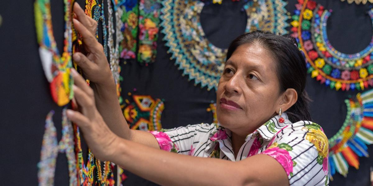La Feria FAREX fue creada en el año 2000 para promover y resaltar la cultura colombiana a través de la exhibición de productos elaborados por indígenas, afro colombianos, comunidades rurales, urbanas, artistas y artesanos tradicionales o contemporáneos