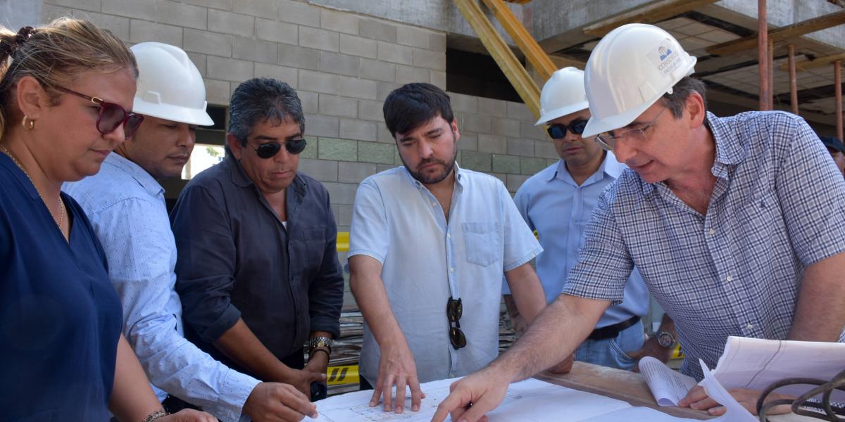El alcalde Jaime Pumarejo durante el recorrido que realizó para inspeccionar la infraestructura de las obras.