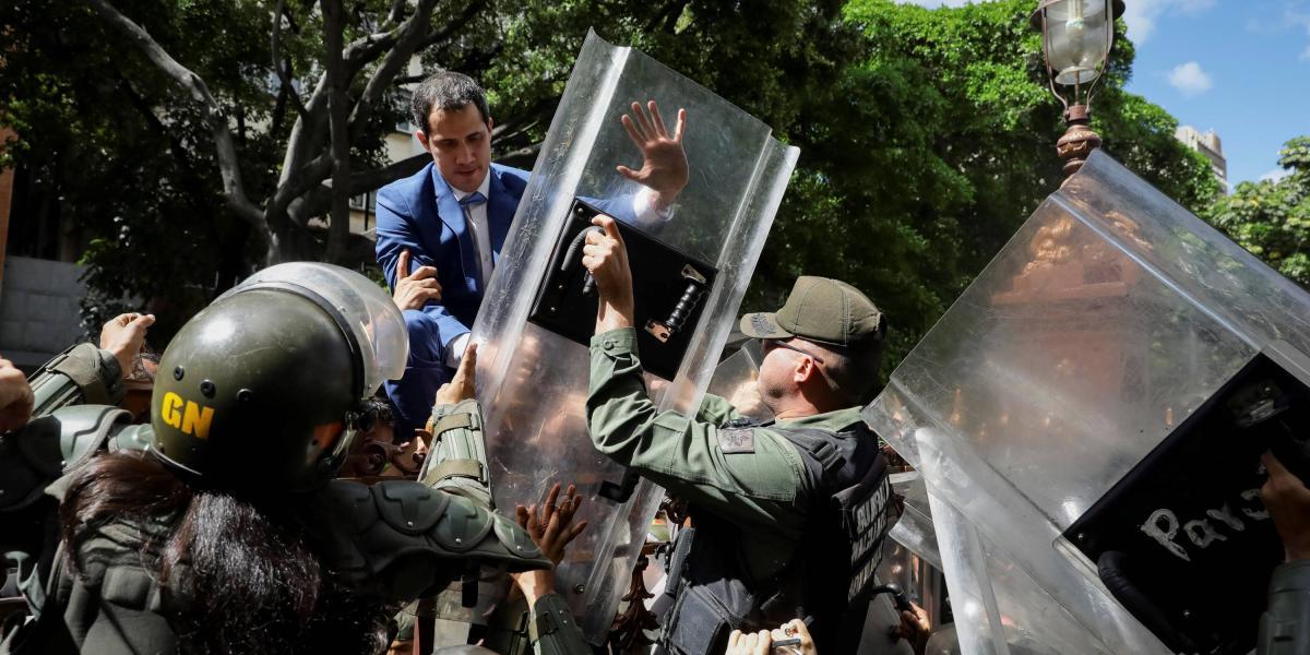 Juan Guaidó, trepando una reja para entrar a la Asamblea Nacional ante la presión de la Guardia Nacional que se lo impedía.