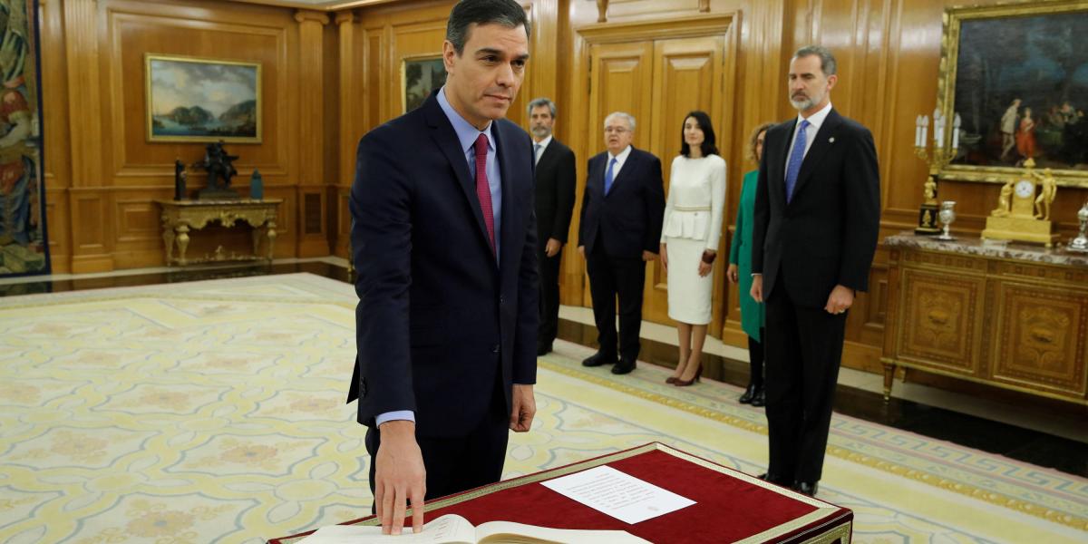 El presidente del gobierno Pedro Sánchez (i), promete ante el rey Felipe VI (d), su cargo de presidente de Gobierno, esta mañana en el Palacio de la Zarzuela en Madrid.