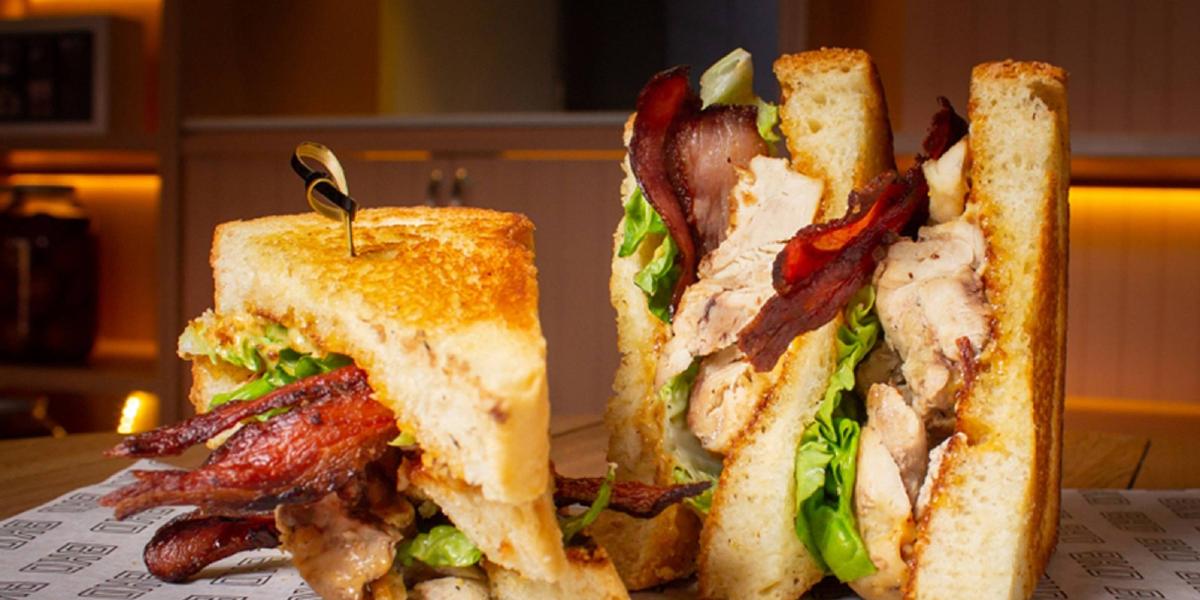 El club sándwich del restaurante bogotano Brooklyn Deli. El lugar evoca las sanducherías neoyorquinas y ofrece su versión de este clásico.