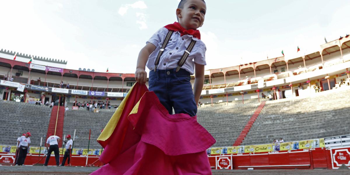 El niño Martín Mejía entrena los sábados en el ruedo de la plaza de toros de Manizales, donde esperar triunfar.