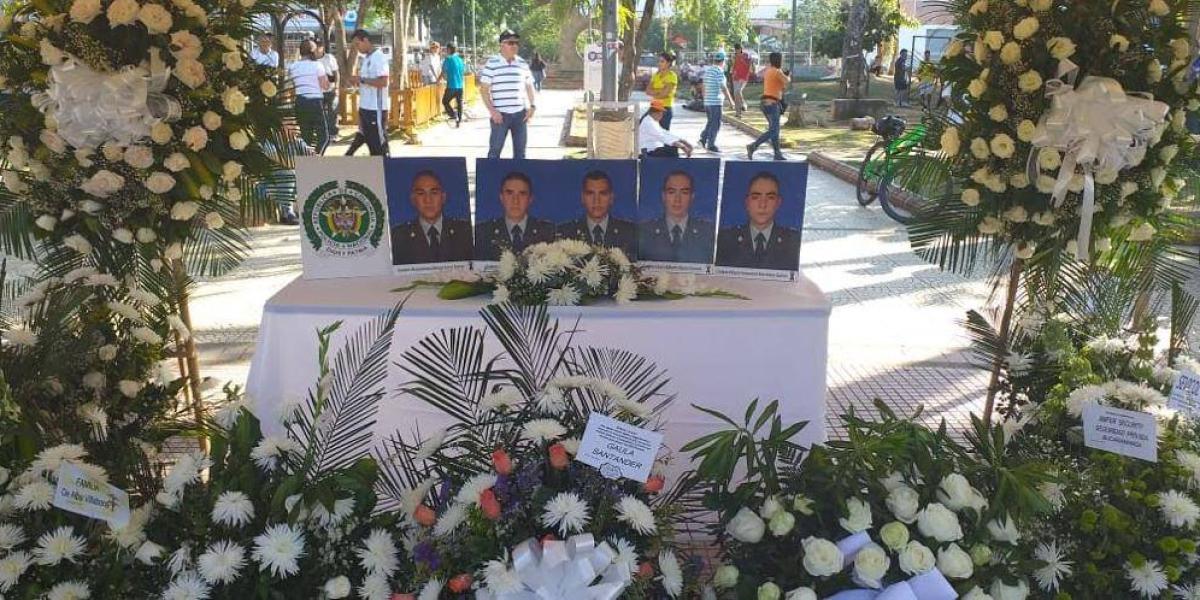 Homenaje de las familias a los cinco cadetes santandereanos que murieron en atentado.