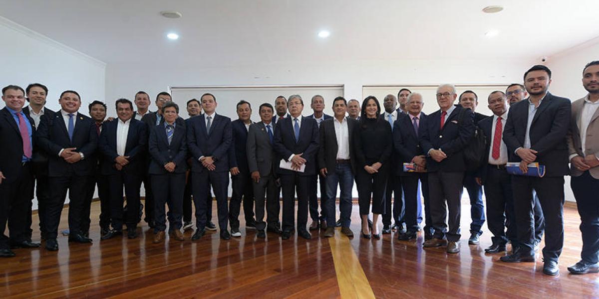 El ministro de Defensa, Carlos Holmes Trujillo, se reunió ayer con 30 alcaldes de ciudades capitales para introducirlos en la Política de Seguridad Ciudadana del Gobierno, que busca reducir delitos como el homicidio y el hurto.