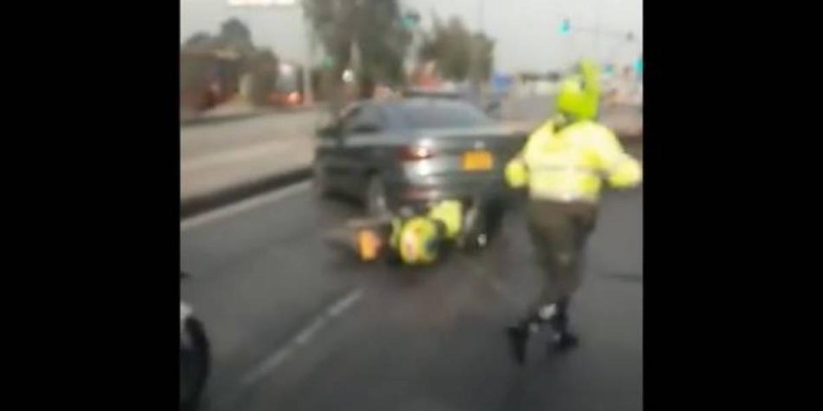 Este fue el momento en que en que el conductor terminó con la moto del patrullero enganchada a su carro.