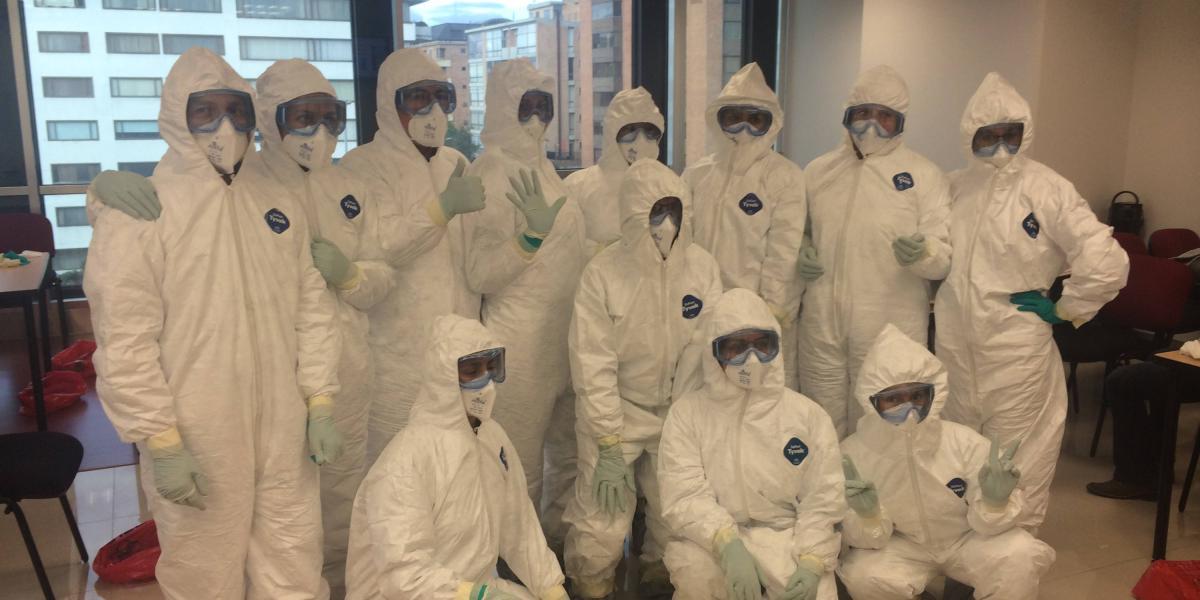 Vestir trajes de bioseguridad implicó un entrenamiento especial para los epidemiólogos de campo, ante la posible llegada del Ébola en el 2014.
