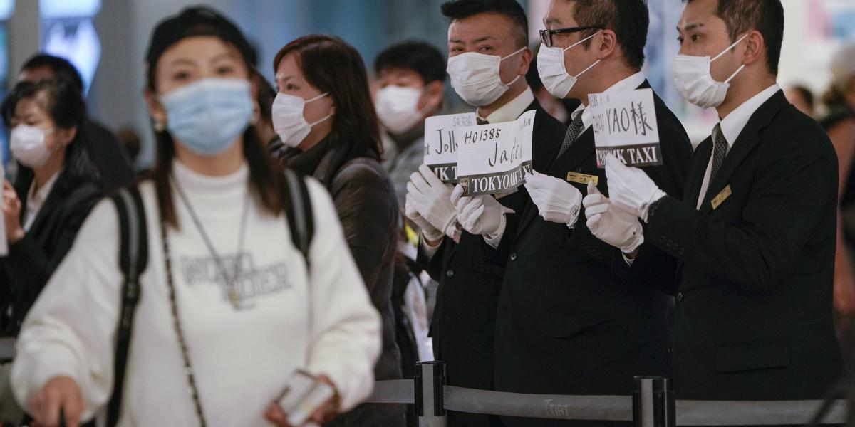 Llegada de ciudadanos japoneses al Aeropuerto Internacional de Tokio luego de que fueran repatriados este miércoles en la mañana.