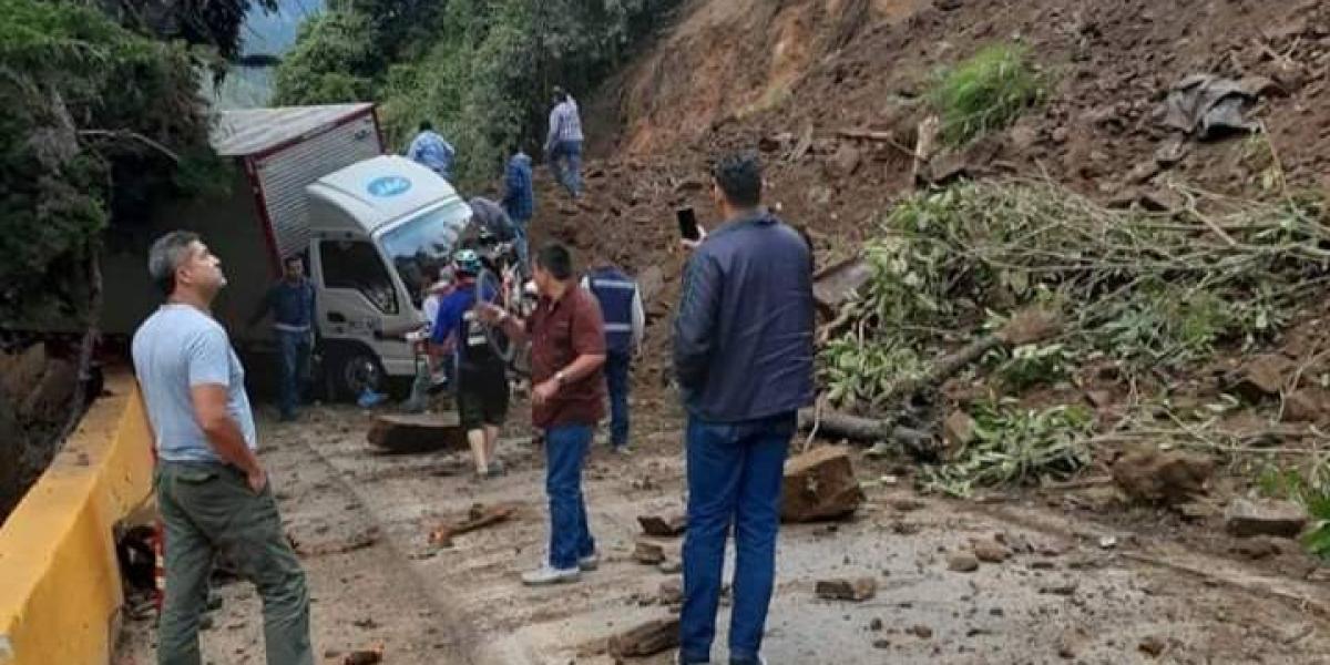 Con dificultades amaneció este jueves el tráfico vehicular en la vía que une a los municipios de Cajamarca (Tolima) y Calarcá (Quindío) luego del deslizamiento de tierra ocurrido en cercanías del alto de la Linea.