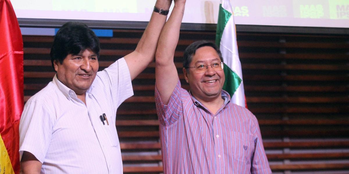 El expresidente de Bolivia Evo Morales (i) y el candidato presidencial por el Movimiento al Socialismo (MAS), Luis Arce (d).