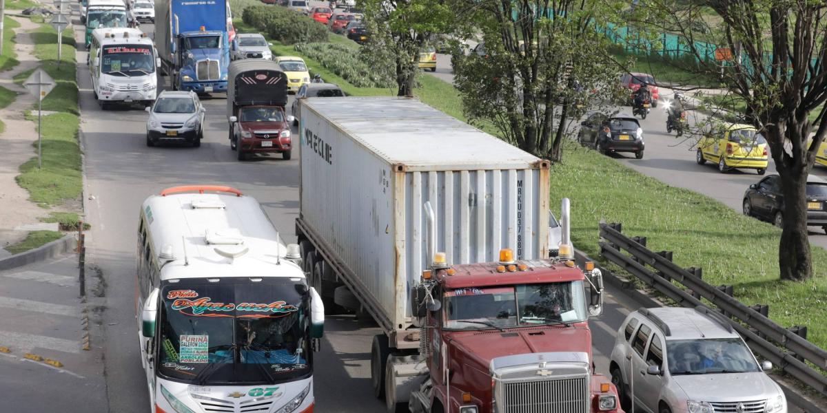 Según Secretaría de Movilidad, los vehículos de carga producen el 43 % de las emisiones de material particulado al aire capitalino.