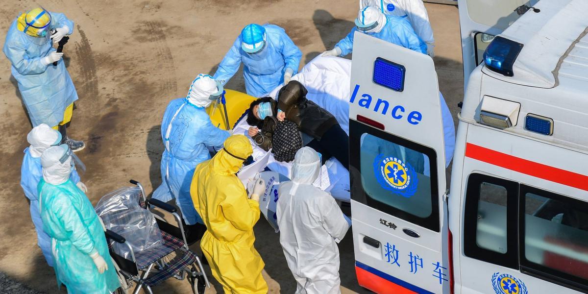 Personal médico traslada a una paciente al recién terminado Hospital Huoshenshan en Wuhan, epicentro del brote del nuevo coronavirus, Hubei (China), este martes. El Houshenshan comenzó este martes a recibir a sus primeros pacientes.