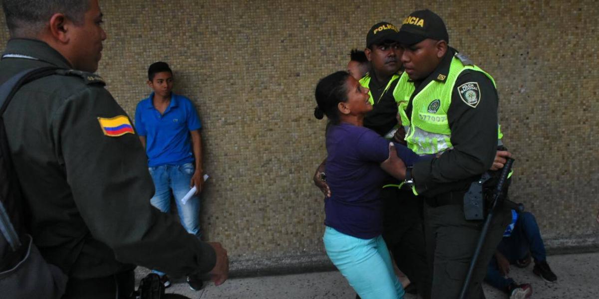 La madre de 'El pupileto' tuvo que ser aguantada por policías debido al nivel de su agresividad.