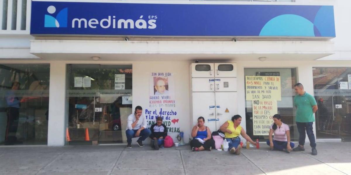 Familia se encadenó a sede de Medimás en Cúcuta