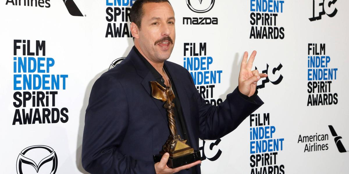 Adam Sandler con su premio Spirit a mejor actor principal por su papel en 'Uncut Gems'.