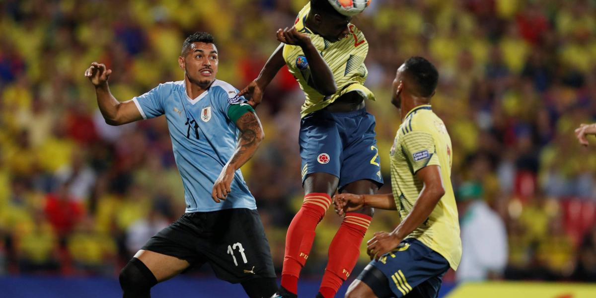 Acción de juego del partido entre Colombia y Uruguay.
