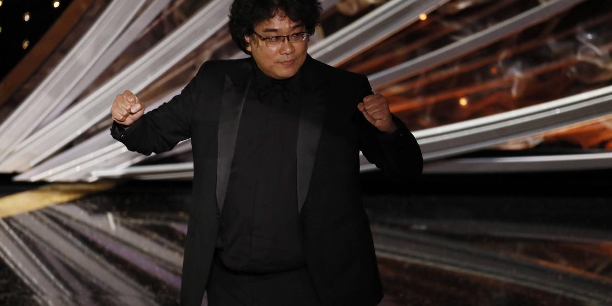 El director de 'Parasite', Bong Joon-Ho, durante la entrega del premio a Mejor Película del Año en la ceremonia de los Óscar 2020.