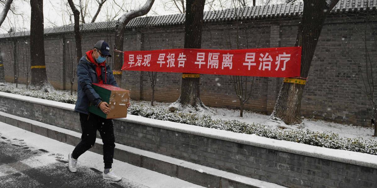 El eslogan dice "Averigüe antes, informe antes, aísle antes, trate antes", en una calle de Pekín.