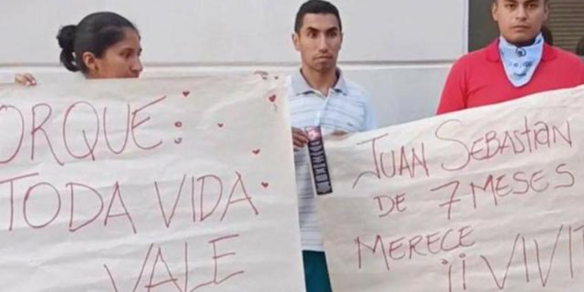 Juan Pablo Medina y otras personas protestaron por la autorización del aborto.