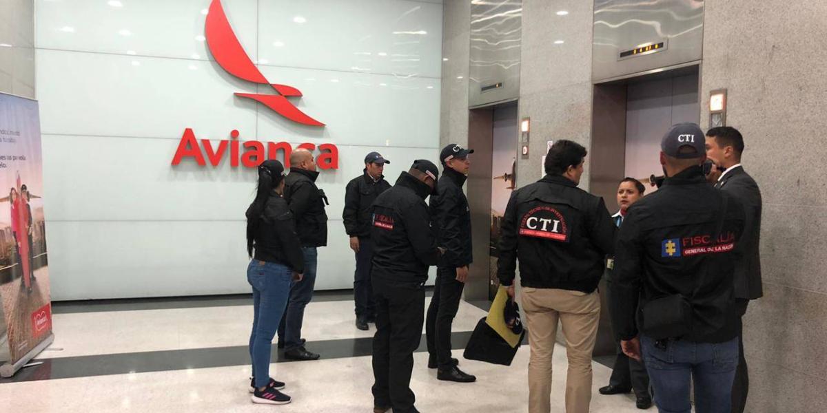 Momento del allanamiento a las oficinas de Avianca Holdings en Bogotá.