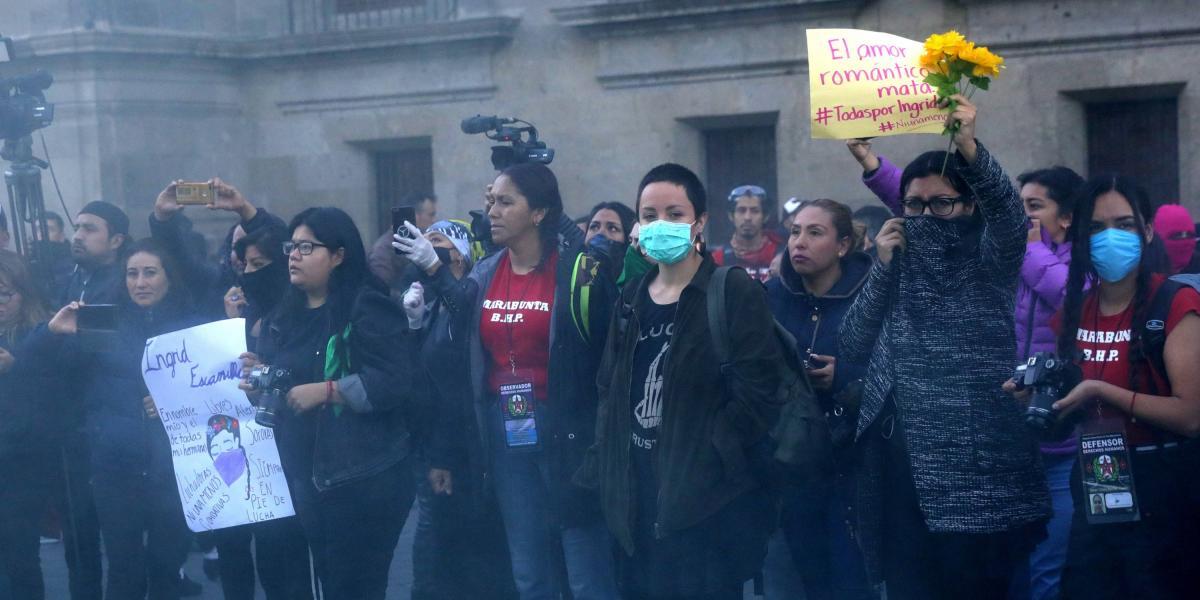 Mujeres protestan este viernes, en las puertas de Palacio Nacional, de Ciudad de México (México).