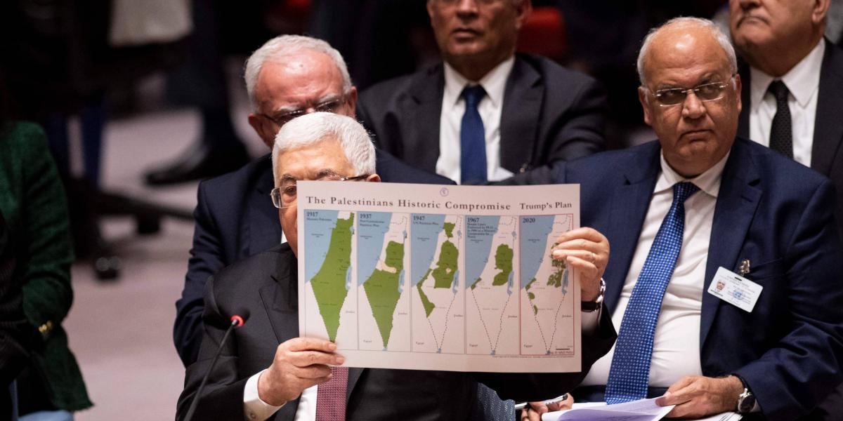 El presidente palestino, Mahmud Abbas, sostiene un mapa del plan de Estados Unidos ante el Consejo de Seguridad de la ONU, donde esta semana lo rechazó.