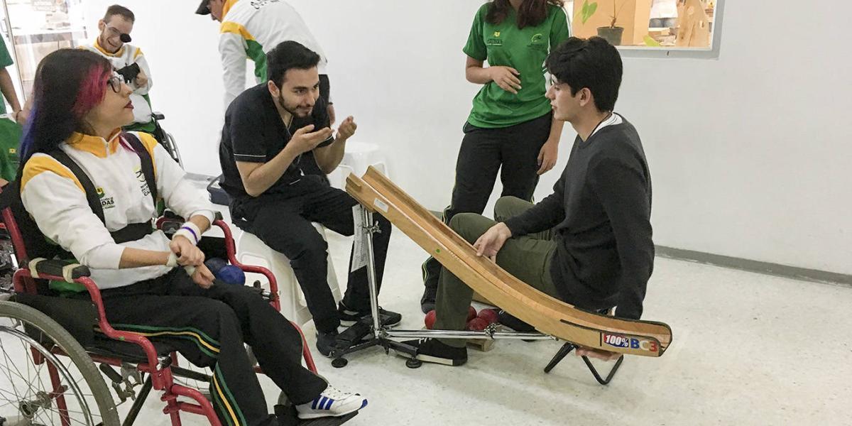 Estudiantes e investigadores de UAM prueban prototipos de la rampa con deportistas paralímpicos de boccia.