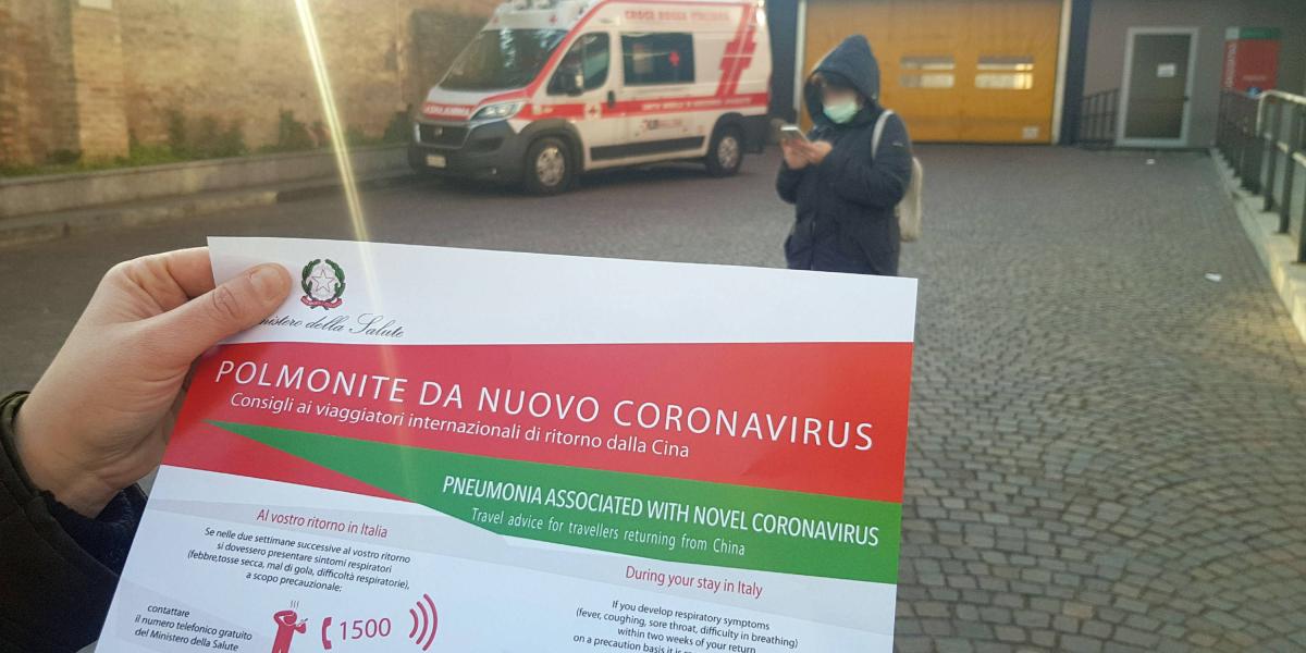 Folleto informativo emitido por el Ministerio de Salud italiano sobre los síntomas de neumonía causados ​​por el nuevo coronavirus.