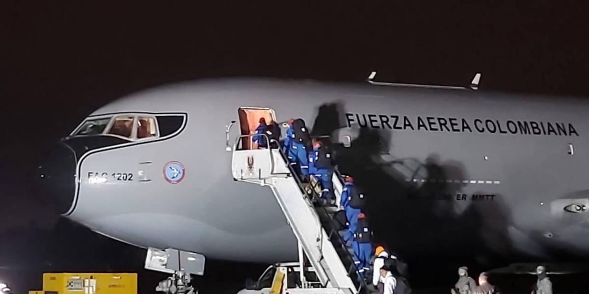 Primeras imágenes que se conocen del Equipo Médico de Emergencias de la Cruz Roja ingresando al avión que se dirigirá a Wuhan (China).