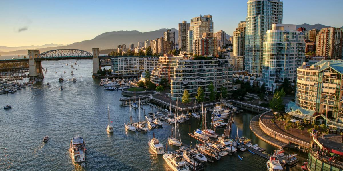 Vancouver, Canadá 

Vancouver, una de las ciudades con mayor densidad y diversidad étnica en Canadá, es considerada como la más cara para vivir en todo el hemisferio occidental y la primera en América de Norte. El metro cuadrado de un apartamento en el centro urbano puede costar 12.481 dólares. 
La ciudad canadiense se caracteriza por tener un paisajismo en el que se integran perfectamente la naturaleza y la ciudad. Vancouver también tiene un atractivo cultural puesto que es la tercera ciudad norteamericana con mayor producción cinematográfica.