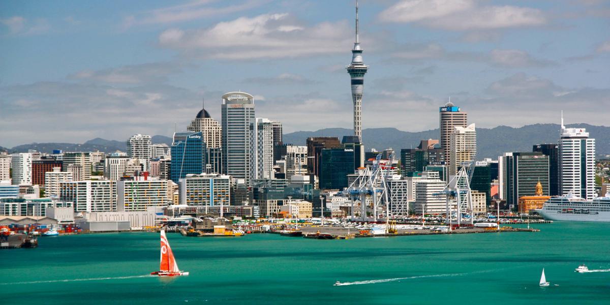 Auckland, Nueva Zelanda 
Auckland es una ciudad asentada entre dos grandes puertos del norte de  Nueva Zelanda. El Sky Tower es uno de los sitios turísticos de la ciudad que con una altura desde la cual se puede observar toda la metrópoli. Vivir en esta ciudad cuesta cerca de 6.658 dólares por metro cuadrado.
