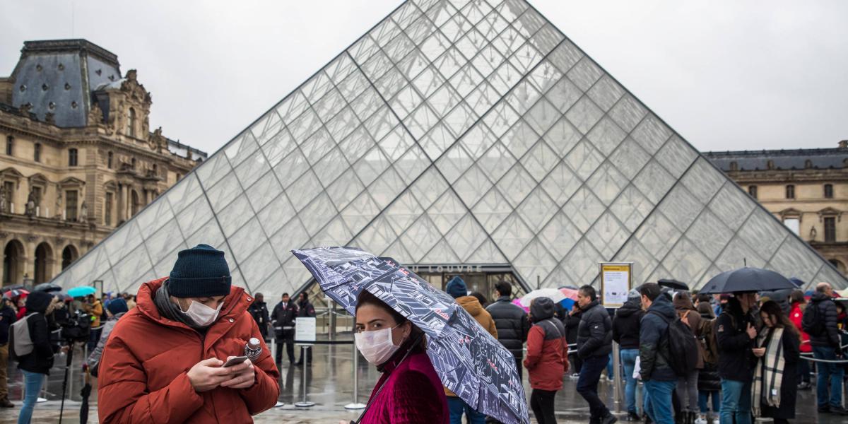El público se quedó sin entrar al Museo del Louvre, en Paris, desde el domingo. La institución se cerró por temor de sus empleados al coronavirus, y así continúa hasta nueva orden.