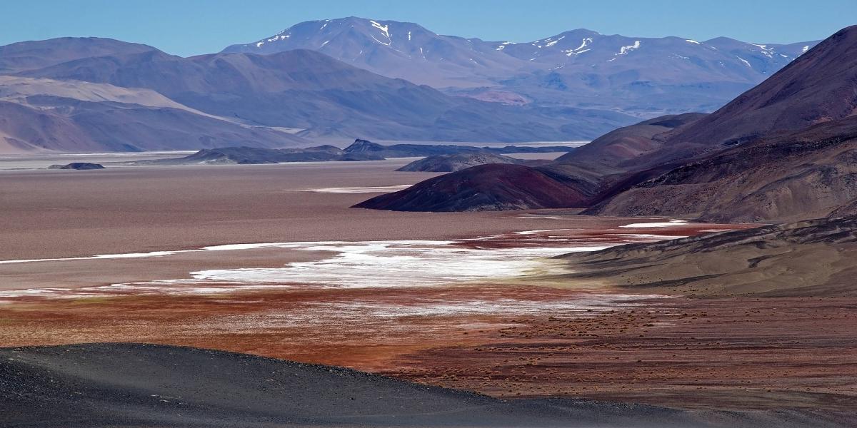 Salar de Antofalla, un desierto de sal de más de 150 kilómetros de largo ubicado en La Puna en la cordillera de los Andes.